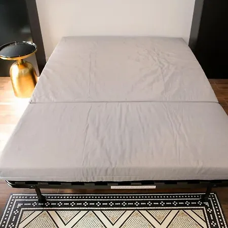 Proche Des Celebres Puces De 4p Paris